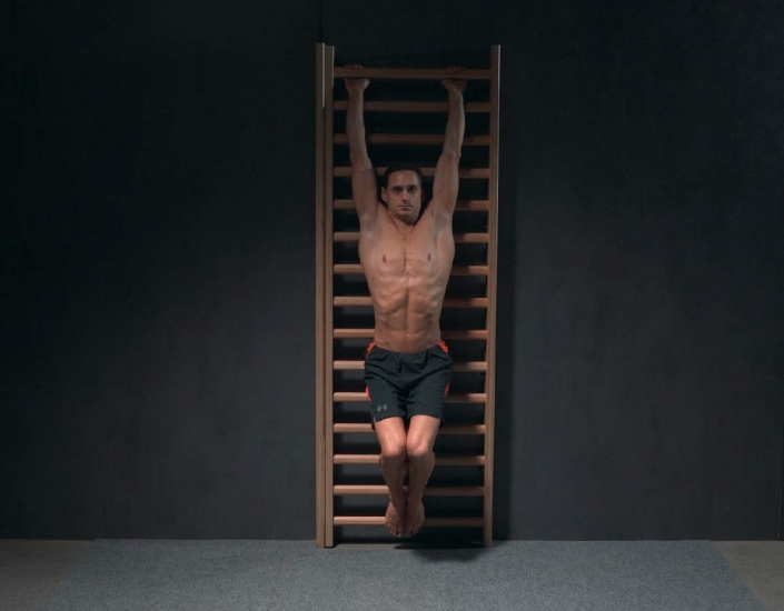 beinheben_haengend_sprossenwand_angewinkelt-grundstellung_marco