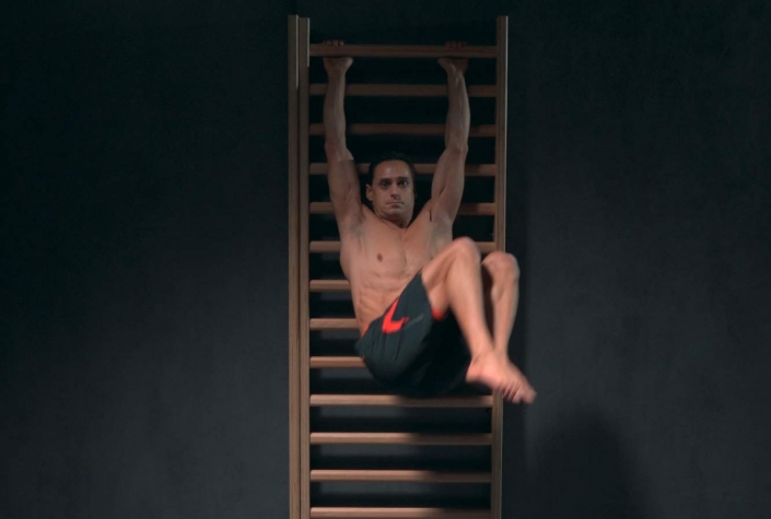 beinheben_haengend_sprossenwand_angewinkelt-links_marco