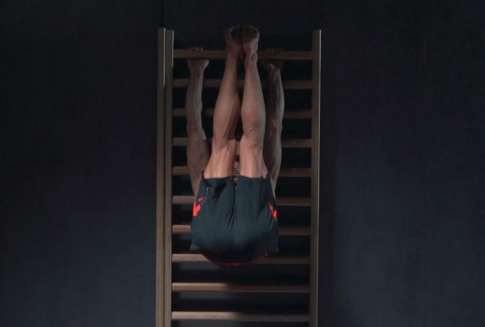 beinheben_haengend_sprossenwand_gestreckt-gerade_marco