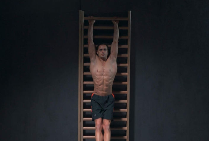 beinheben_haengend_sprossenwand_gestreckt-grundstellung_marco