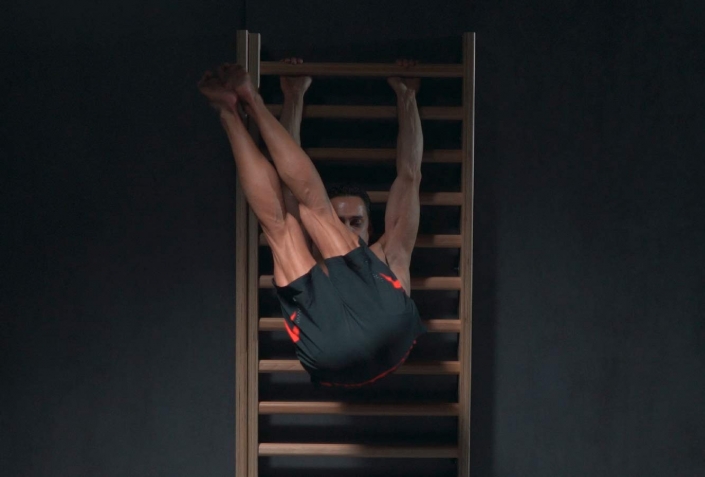 beinheben_haengend_sprossenwand_gestreckt-rechts_marco