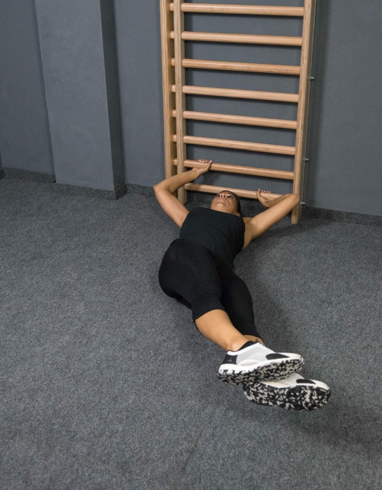 schraeges-beinheben_rueckenlage_links_caro