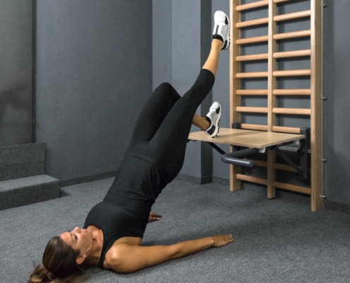 beckenheben-brett-ein-bein-nach-oben