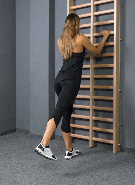 beinheben-nach-hinten-sprossenwand-2