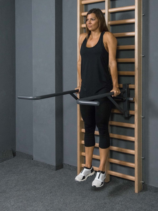 knieheben-im-stuetz-an-sprossenwand-1