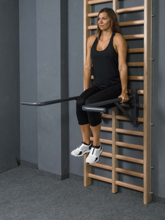 knieheben-im-stuetz-an-sprossenwand-2