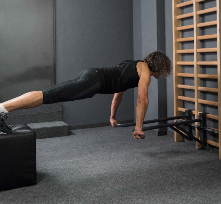 liegestuetz-eine-ebene-obergriff-1