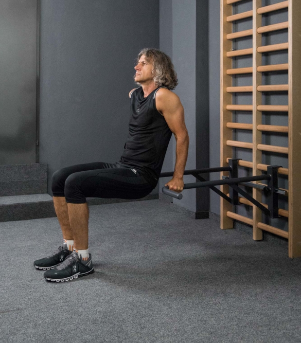 taurusdips_beine-abgewinkelt_am_boden_hammergriff-1